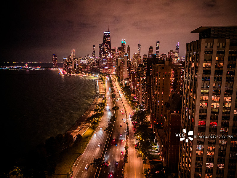 芝加哥航拍：摩天大楼、街道、河流和密歇根湖图片素材