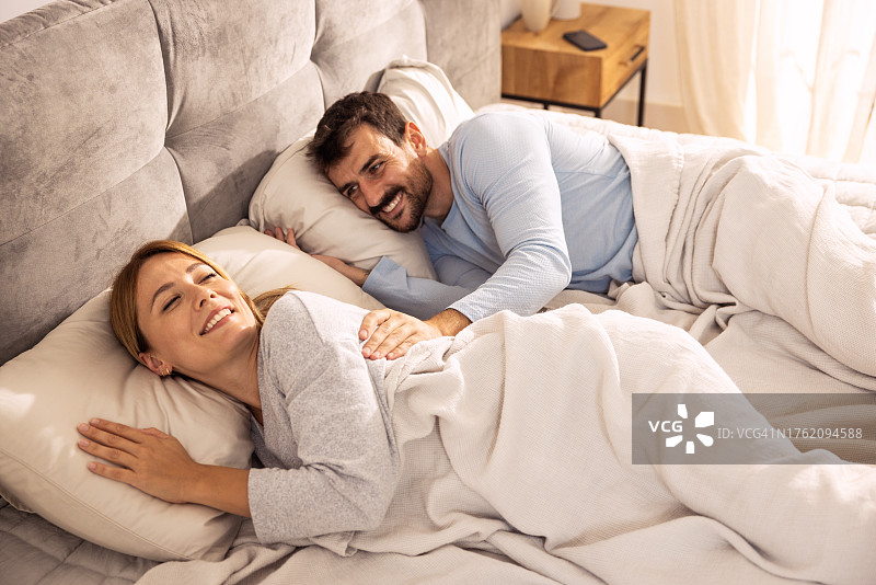 在我们的床上迎接清晨图片素材