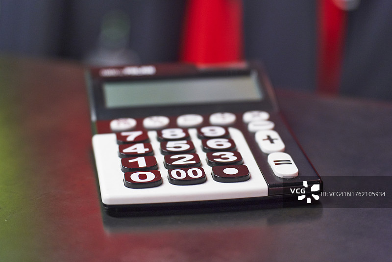 一家商店里关着的数学计算器的正面照，周围没有人图片素材