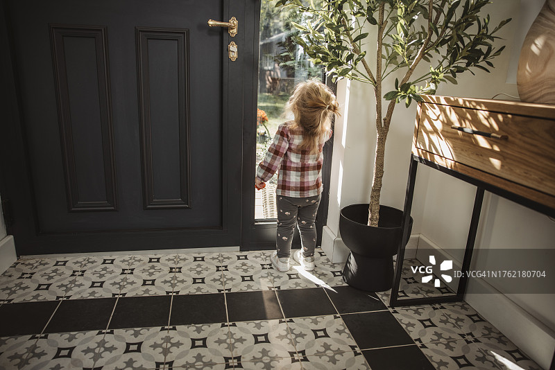 宝宝试图打开门图片素材