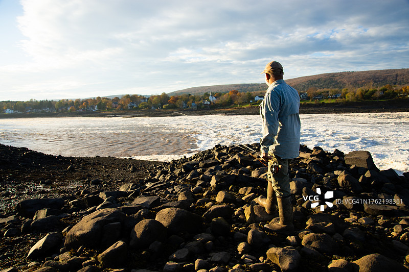 傍晚时分，去体验飞蝇钓的乐趣图片素材