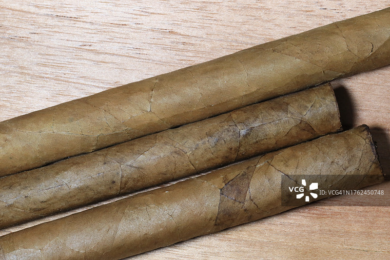 手工卷制雪茄图片素材