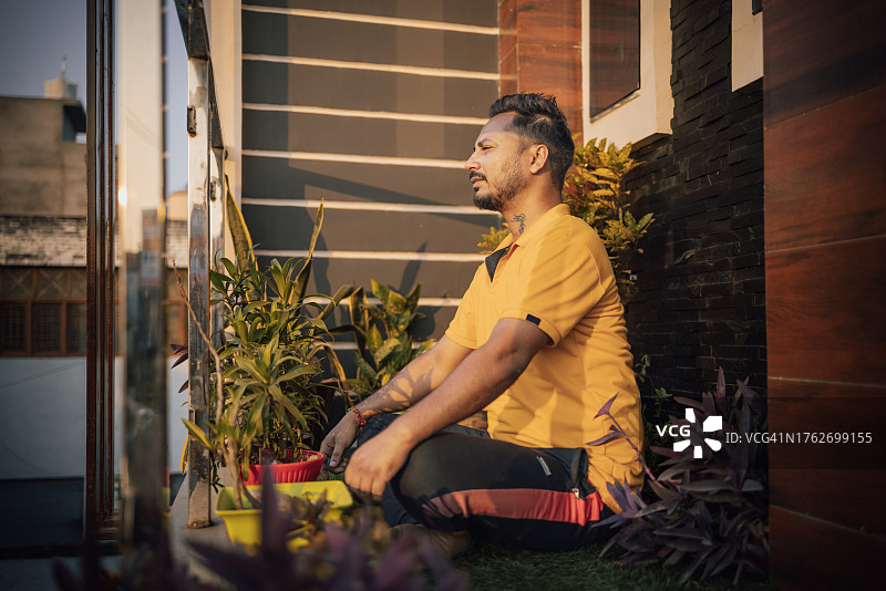 生活方式：年轻男子在家冥想图片素材