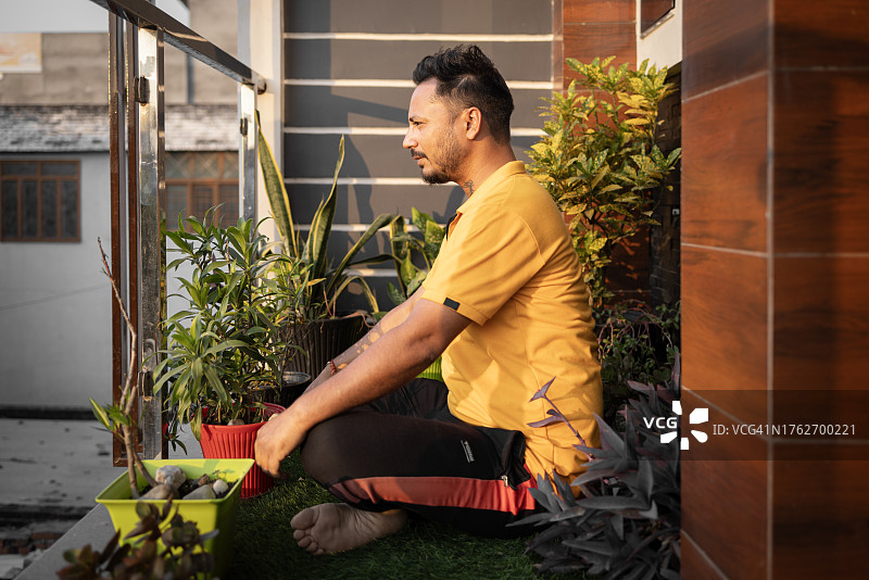 生活方式：年轻男子在家冥想图片素材