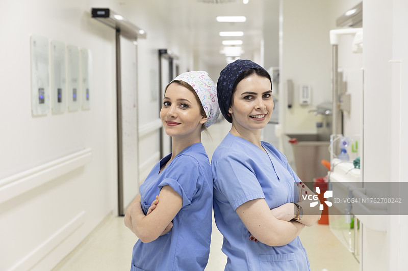 现代化医院手术室走廊里的医生和护士图片素材