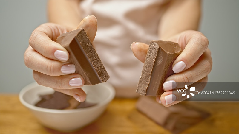 人类的手掰巧克力图片素材