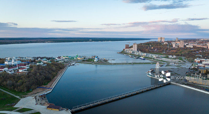 俄罗斯楚瓦什共和国伏尔加河畔的切博克萨雷城市风光图片素材