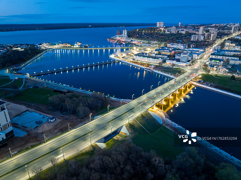 俄罗斯楚瓦什共和国伏尔加河畔切博克萨雷市夜景航拍图片素材
