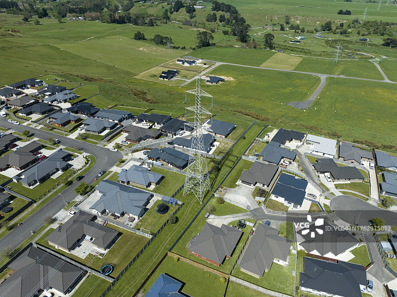 乡村地区的电力塔和电缆图片素材