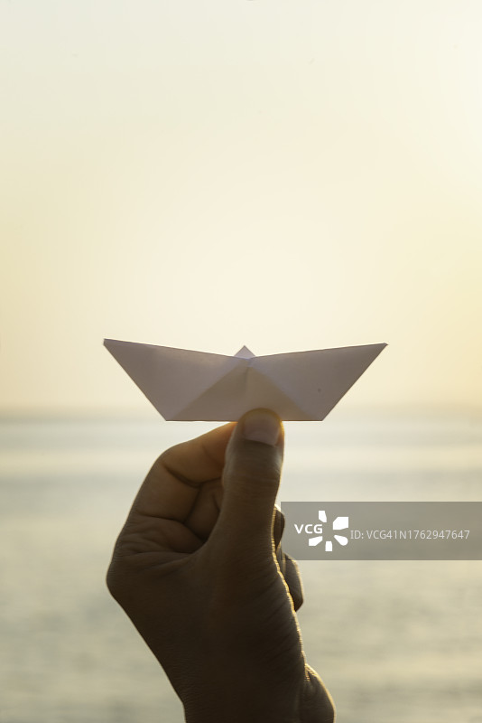 海上的纸船图片素材