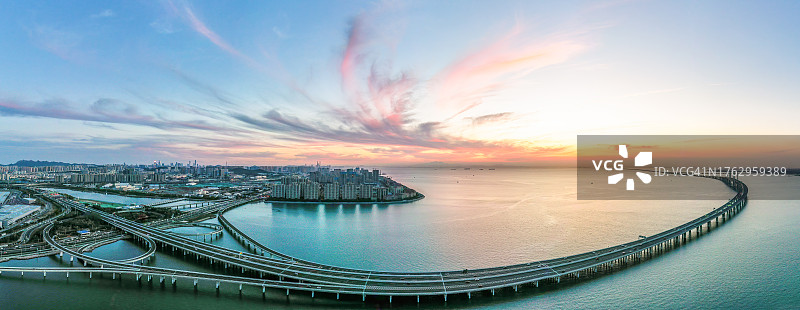 中国山东省青岛市胶州湾大桥日落航拍图片素材