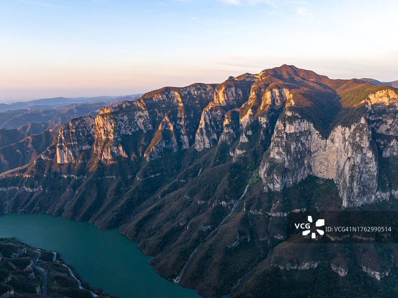 晨光照耀下的峡谷与山峰图片素材