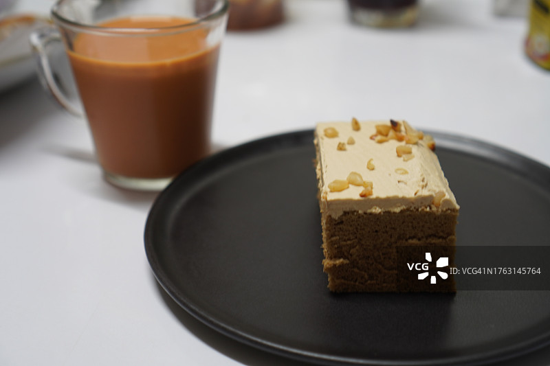 杏仁咖啡蛋糕和玻璃杯中的热茶图片素材