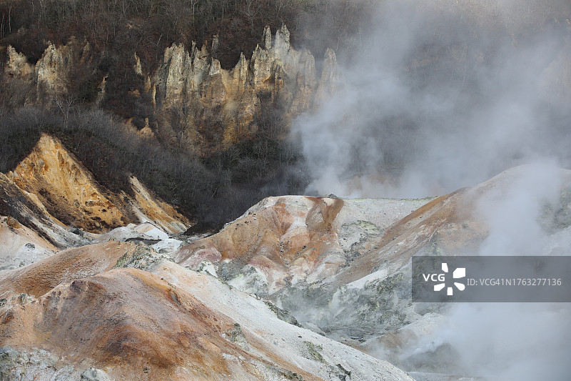 日本火山活跃山谷的硫磺山丘和蒸汽喷口景观图片素材