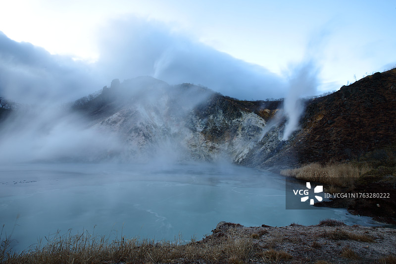 日本火山活跃山谷中阴天下的硫磺蓝色大沼湖长曝光图片素材