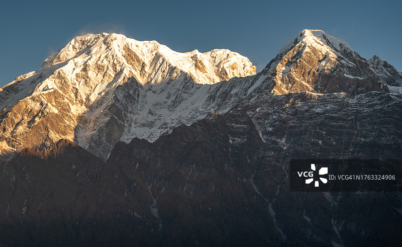 从马迪喜马拉雅观景点看到的安纳布尔纳南峰（7219米）和欣楚里峰（6441米），尼泊尔安纳布尔纳地区图片素材