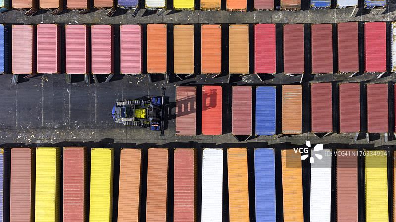 叉车在物流货运堆场装卸集装箱航拍俯视图图片素材