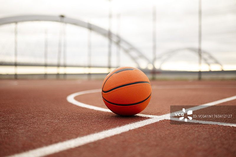 球场地板上的篮球特写图片素材