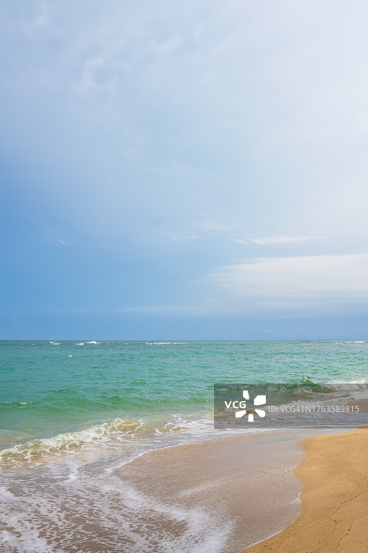 海滨抽象：天空、海洋与沙滩的和谐平衡图片素材