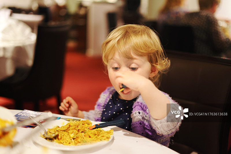 3岁女孩第一次在餐厅享用咖喱图片素材