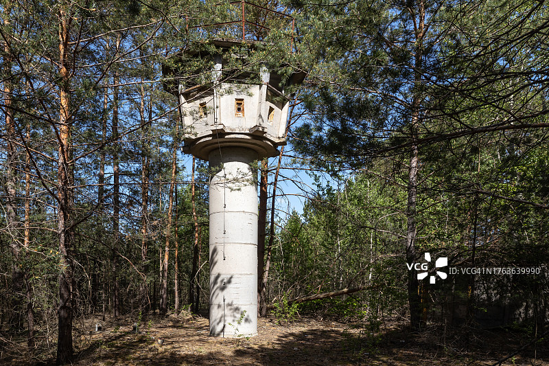 勃兰登堡森林中前民主德国军队的旧监视塔图片素材