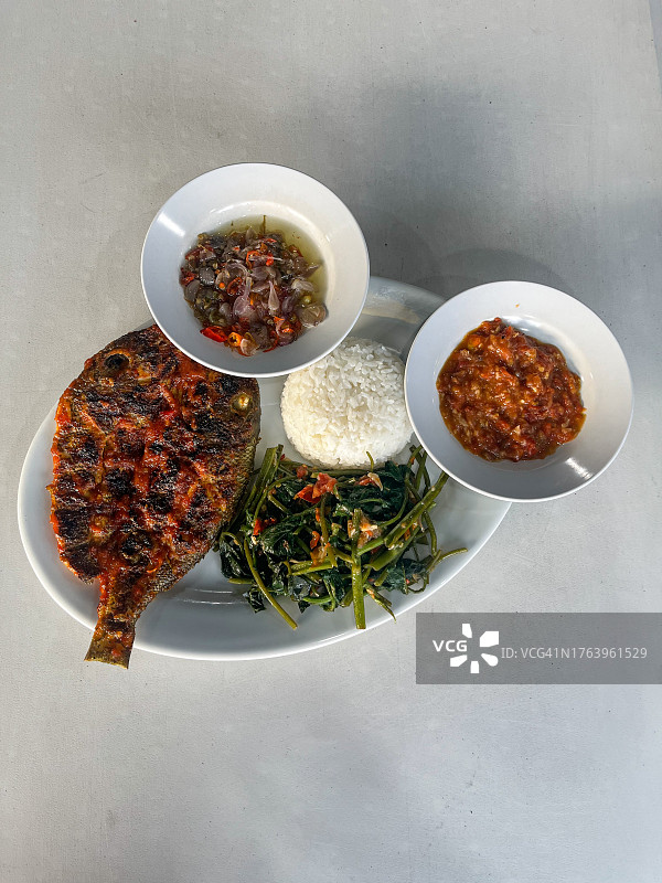 烤鱼配蔬菜米饭图片素材