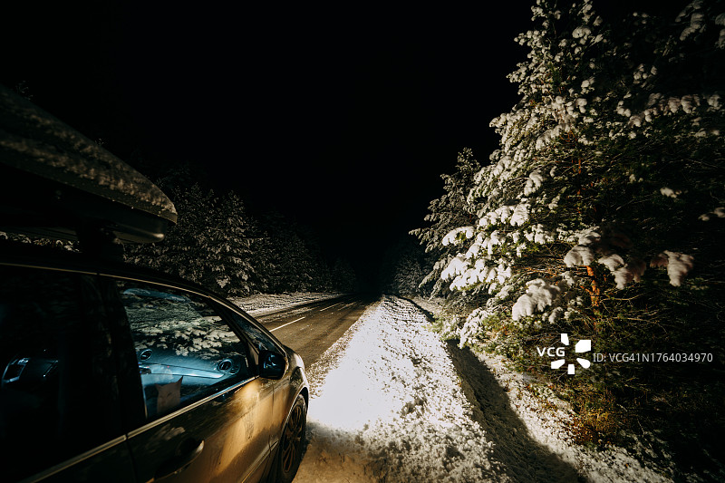 冬季夜晚森林公路图片素材