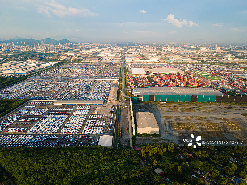 繁荣港口中的货船航拍图片素材