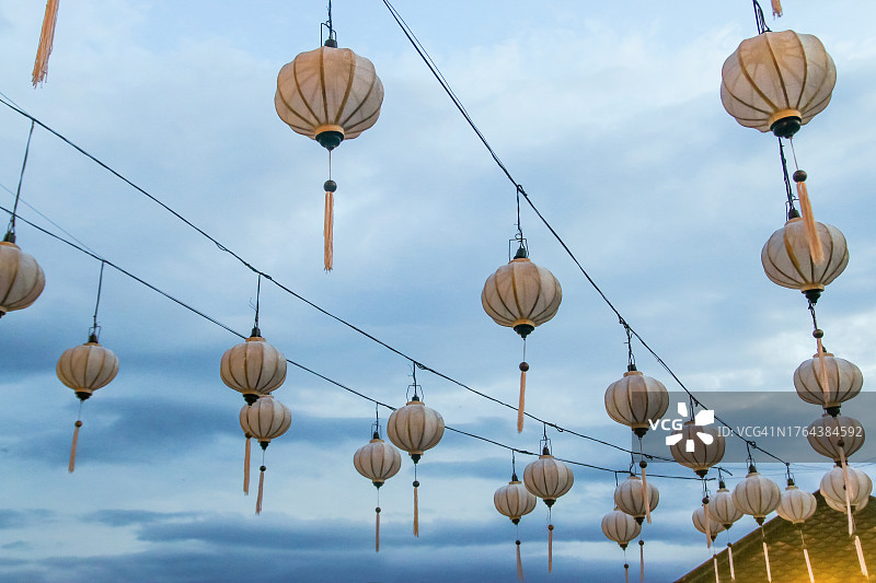 白色灯笼静物排列图片素材