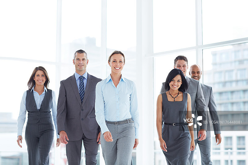 在企业界阔步前进图片素材