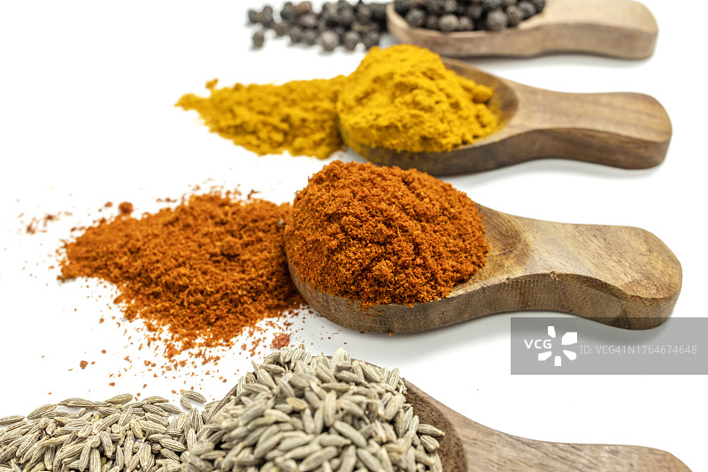 白色背景中用木勺盛放的香料和草药图片素材