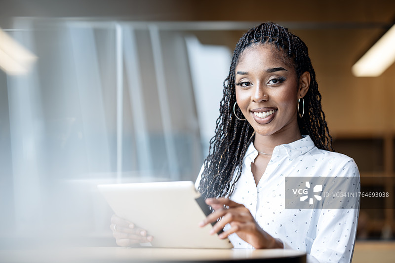 科技助力职场：非洲裔女商人平板协作图片素材