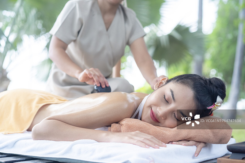 户外女子按摩水疗图片素材