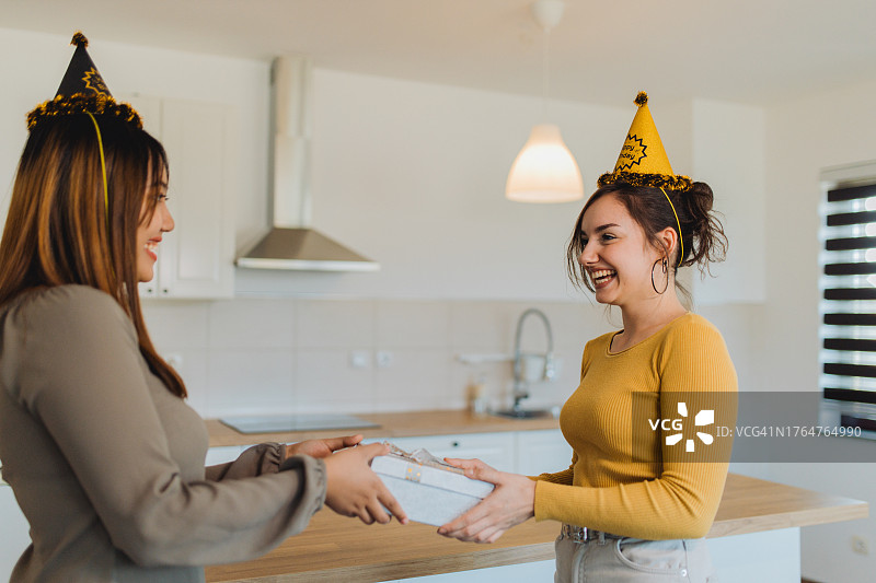 生日礼物赠送图片素材