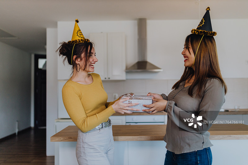 生日礼物赠送图片素材