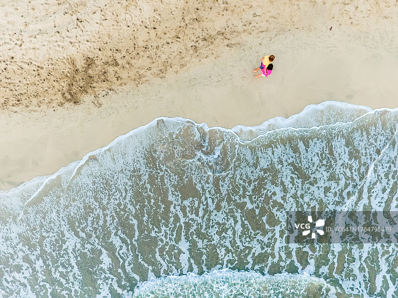 情侣在海边散步图片素材