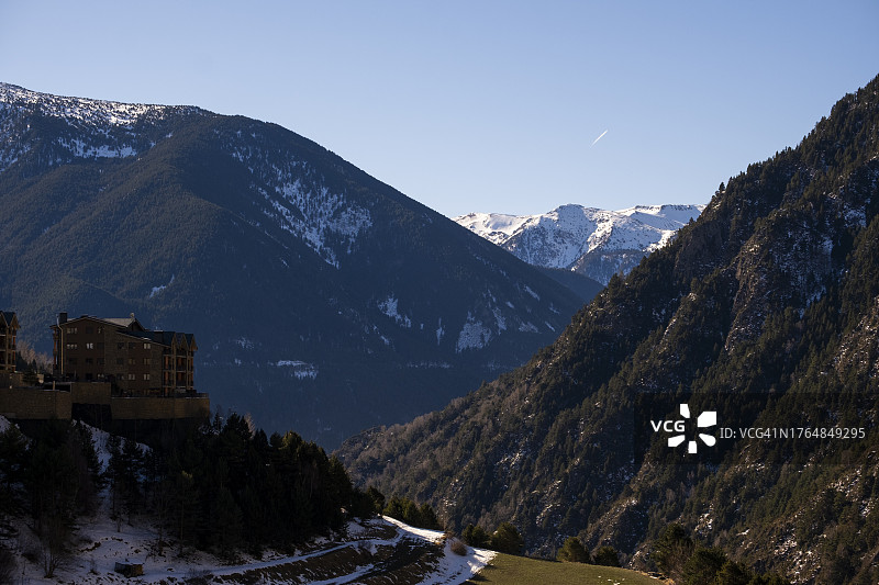 白雪皑皑的阿尔卑斯山小镇风光图片图片素材