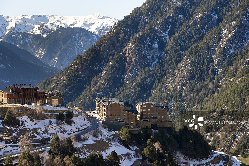 白雪皑皑的阿尔卑斯山小镇风光图片图片素材