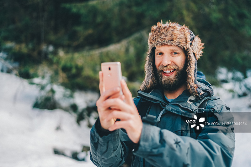 徒步旅行网红分享探险经历图片素材