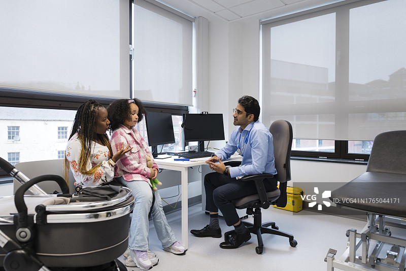 她感觉不太好图片素材