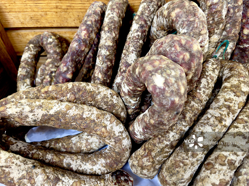 木箱中的干腌香肠图片素材