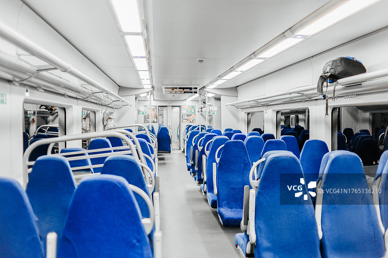现代电力火车车厢内部图片素材