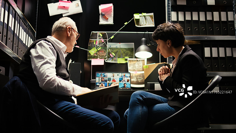 侦探在线与同事交谈图片素材