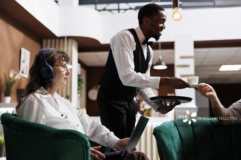 酒店服务员帮助老夫妇图片素材