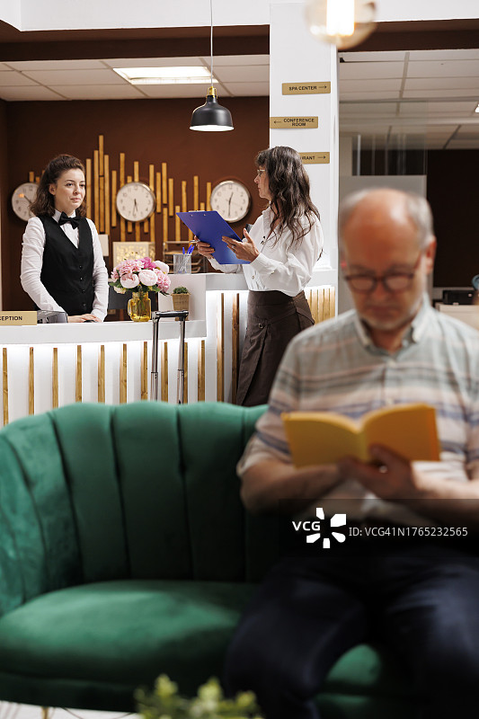 接待员欢迎女士入住酒店图片素材