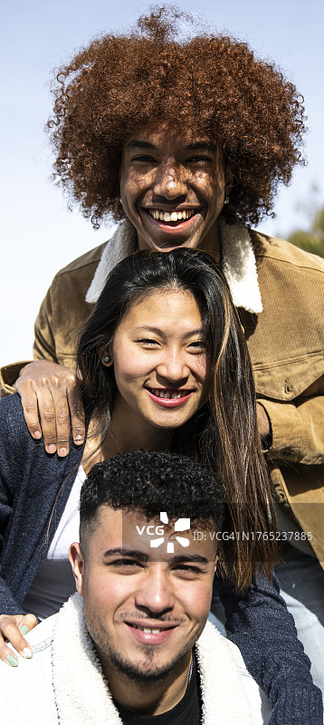 三位年轻人微笑放松的特写图片素材