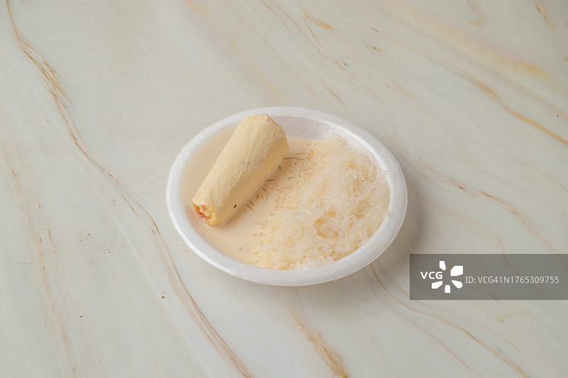 白盘盛放的牛奶冰淇淋图片素材