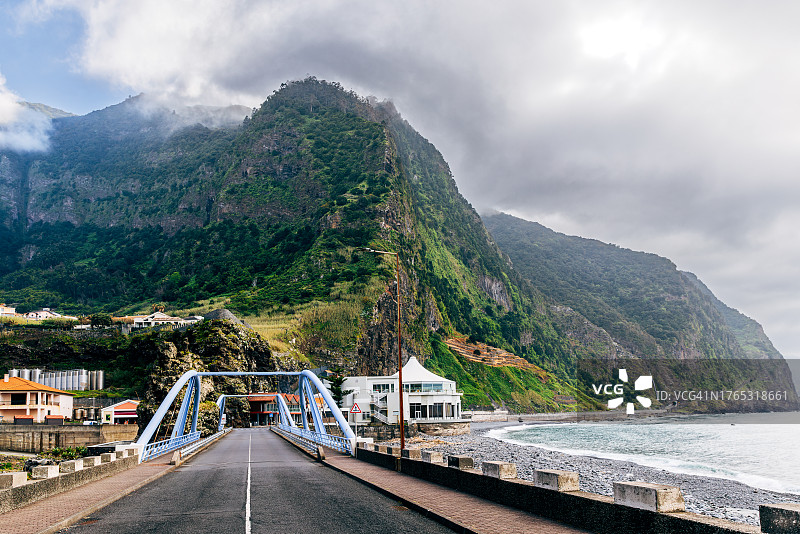 葡萄牙马德拉岛悬崖环绕的沿海公路图片素材