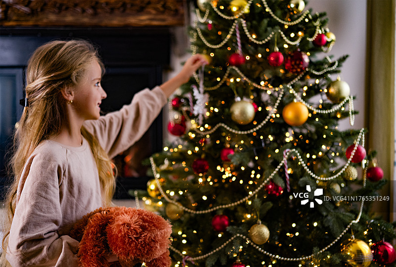装饰圣诞树的年轻女孩图片素材