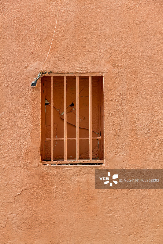 带安全格栅的木板窗图片素材